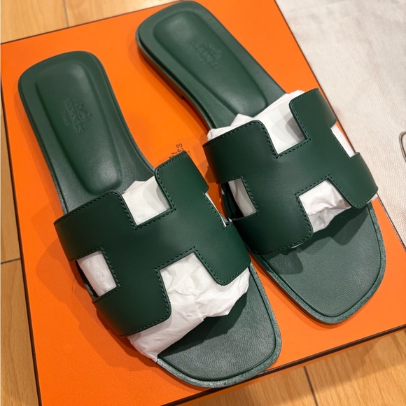Hermes Shoes - HERMES EUC Vert Électrique Green Leather Oran Sandals Slides 39 9 Hermès